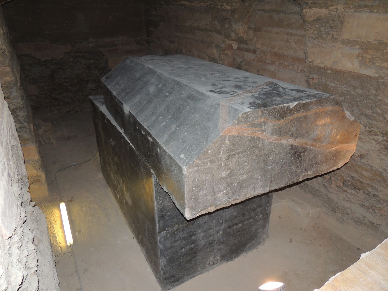 В галерее нашли черный ящик. Гранитные саркофаги древнего Египта. Египет саркофаг гранит. Серапеум саркофаги. Египет Серапиум черные саркофаги.